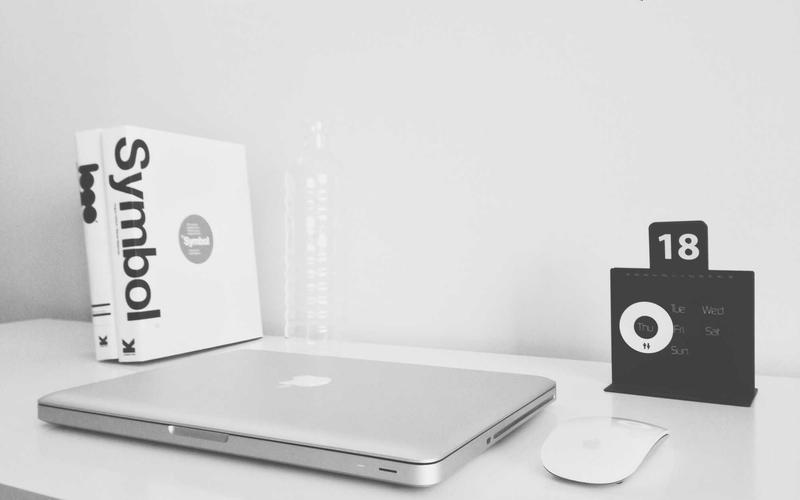 筆電鍵盤特寫,象徵遇到不合理條款時,應積極撰寫信件尋求官方協助